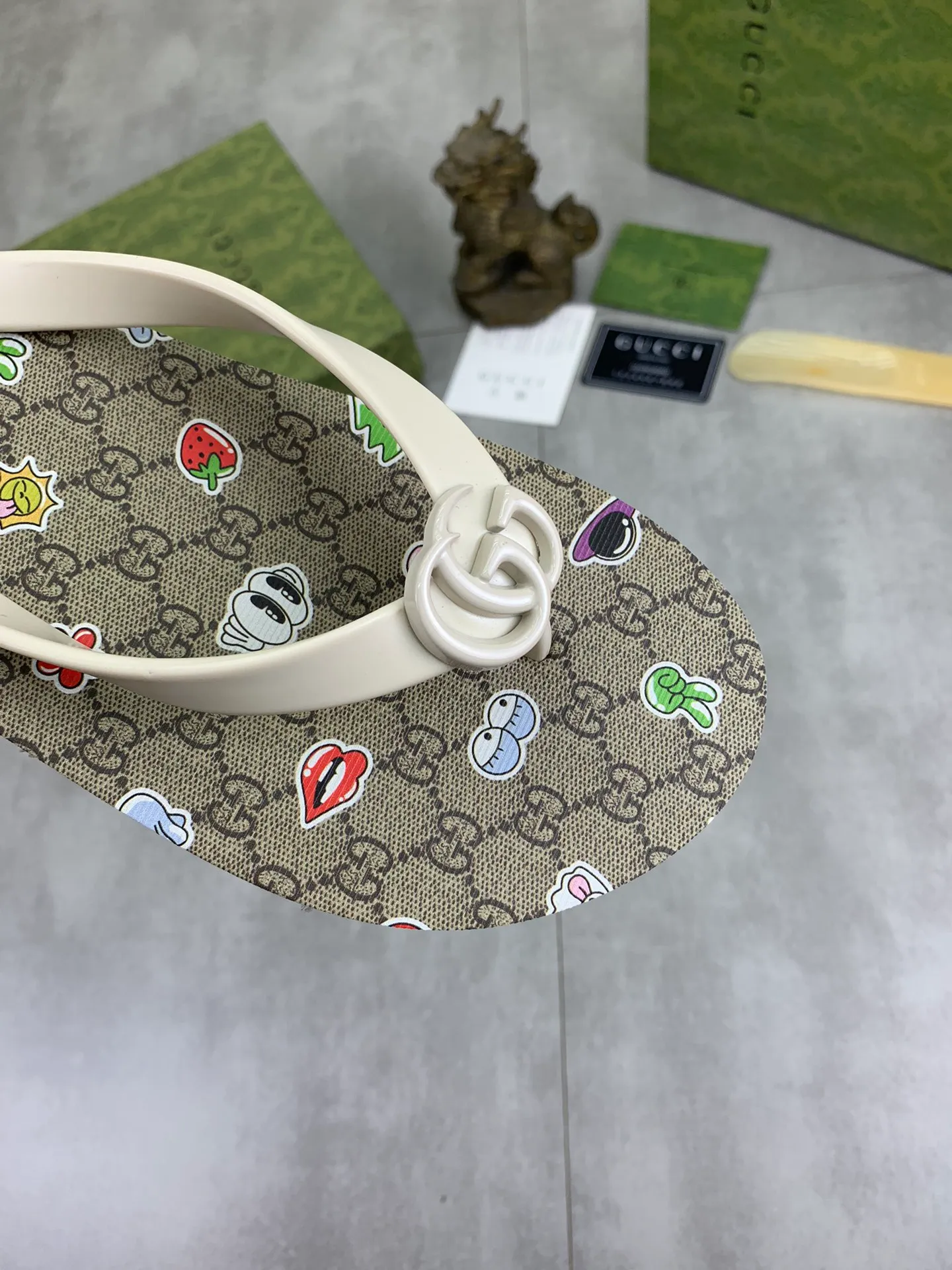 Men's men's shoes 💰P220💰【New style】🆘【GUCCI】Official website's popular Gucci adult couple 🧑‍🤝‍🧑 style, children's flip-flops are on sale at the counter simultaneously! Original fabric imported from Italy. Original bottom provided by the original factory. Size: Adult 36-45. Children’s size: 30-37. Multiple colors available.